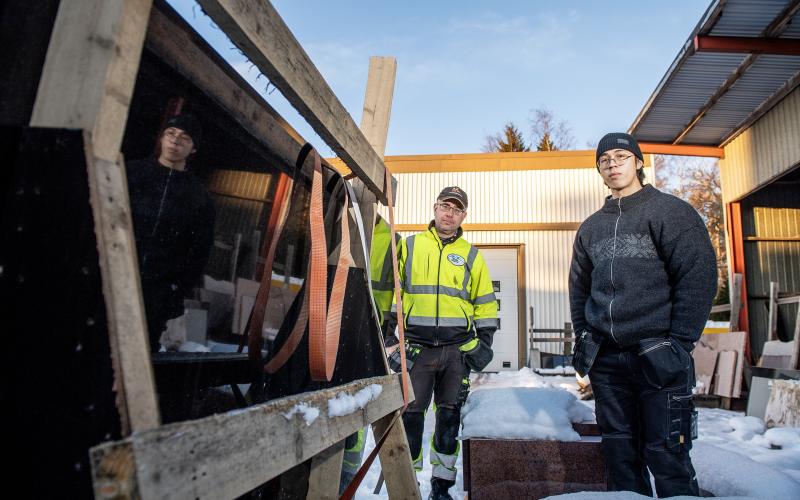 Stenskivan till vänster är finsk granit, säger Mats Gottberg. Till höger står Kent Saarinen.