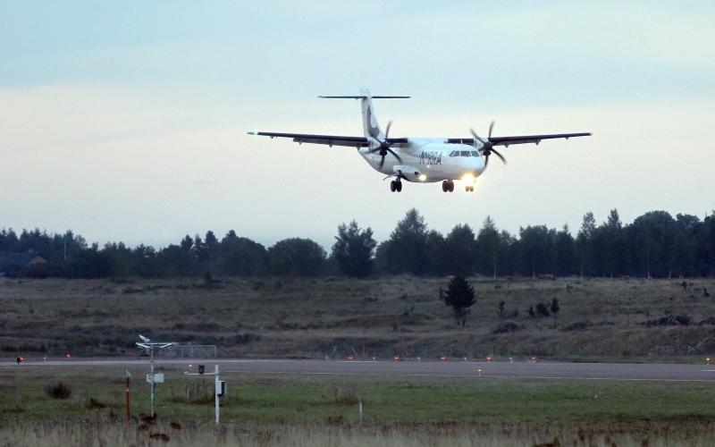 Landskapsregeringen inleder omedelbart förhandlingar med Finnair efter att flygbolaget meddelat att man kommer halvera sin turlista mellan Mariehamn och Helsingfors.