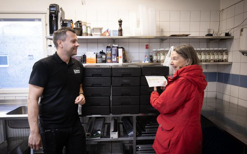 Jonas Welander på Björntjänster, som har restauranverksamheten på Röda korsgården, säger att husmanskost går hem bäst. <\n>Arla Ljungqvist-Petersson har fått beställningslistan och gör sig klar för att köra ut matbeställningarna. 