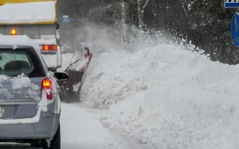 Uppemot 40 centimeter nysnö är ingen ovanlig syn under söndagen.