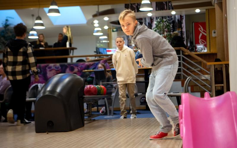 Till vardags spelar Emil Öström och Harry Dönnes fotboll i IFK, men de tyckte det var kul att bryta av med bowling.