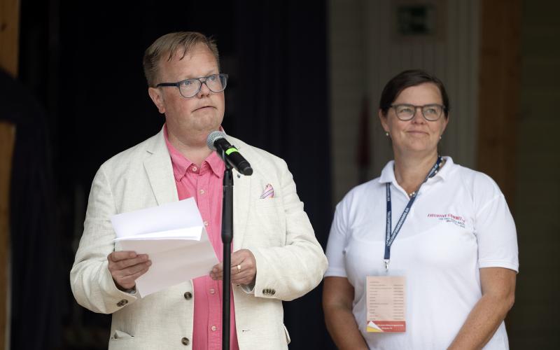 Johan Ehn och Emma Dahlen hälsar alla välkomna till Mariehamn.