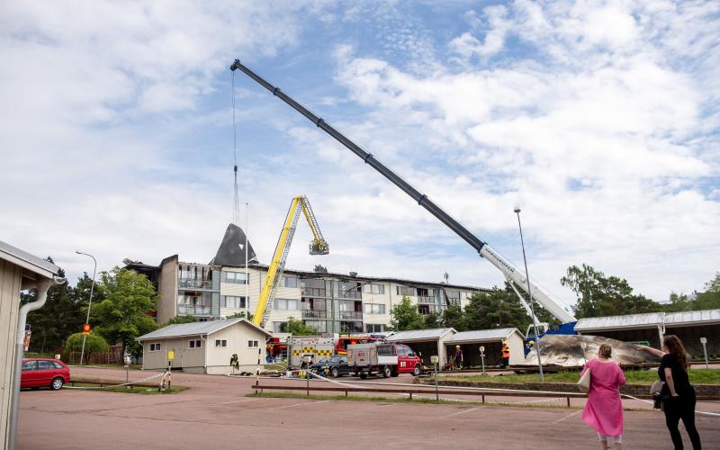 Taket på det branddrabbade huset på Doppingvägen lyfts bort.