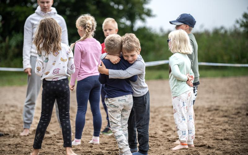 Barnen på simskolan leker medan de väntar på att få gå och simma.