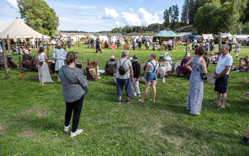 Första dagen på vikingamarknaden lockade många besökare.