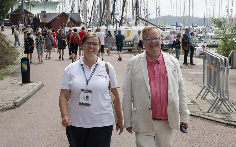 Emma Dahlen och Johan Ehn strosar i Västerhamn. 