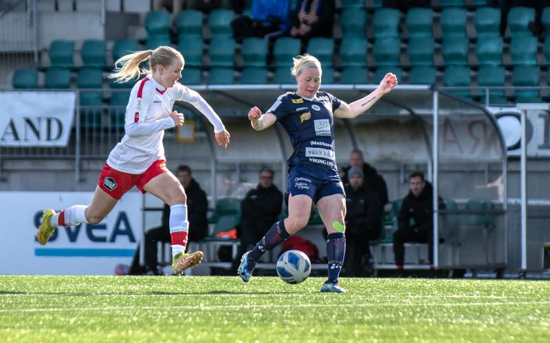 ÅU krossade PK-35 Vanda och vann slutligen med tennissiffror. Här ser vi anfallaren Aada Törrönen med bollen.