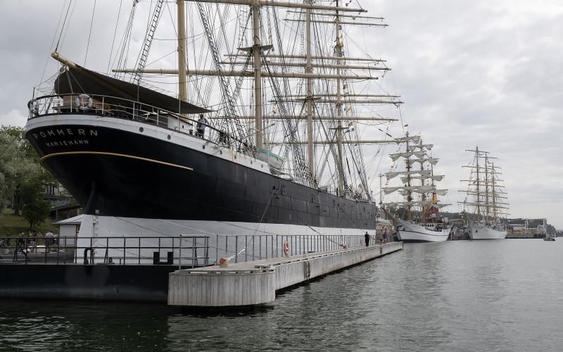 Pommern har fått sällskap av två andra stora segelfartyg.