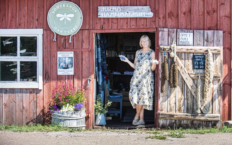 Ylva Gestranius har drivit Jurmo hamnmagasin i 13 år. 