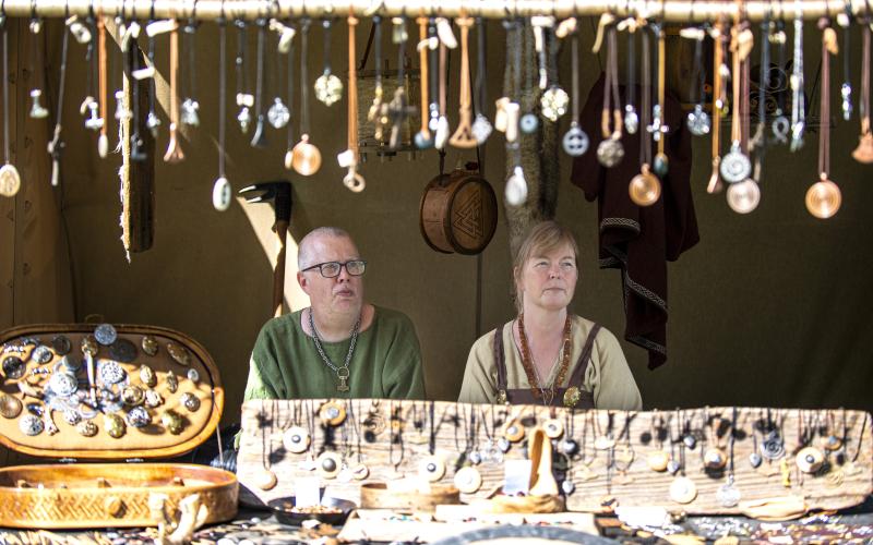 Tommi och Nina Arela säljer mycket olika saker på marknaden.