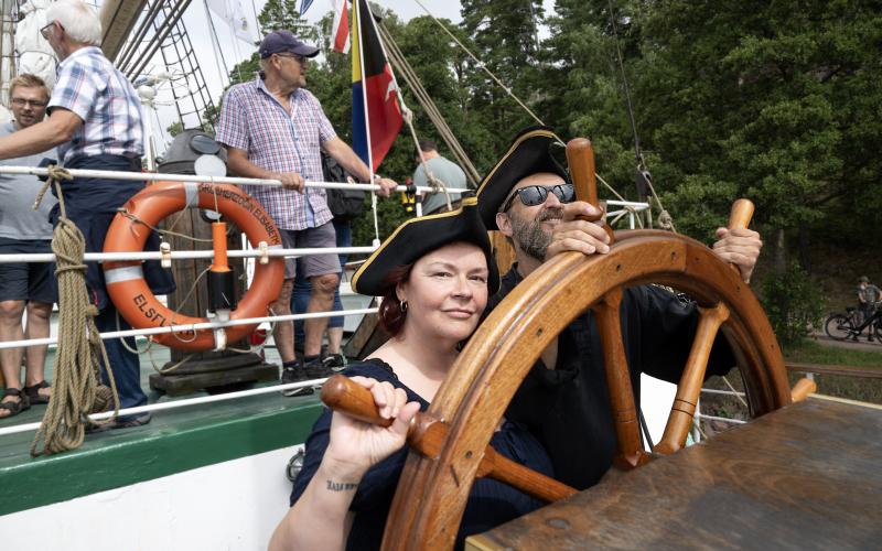 Malou Lindqvist och Mikael Blomberg besöker det tyska fartyget Grossherzogin Elisabeth.