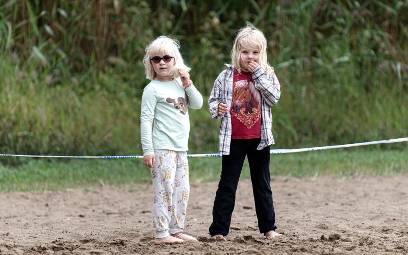 Mathilda Meitz och Timjan Wigell tycker att simskolan är lika rolig trots det dåliga vädret.