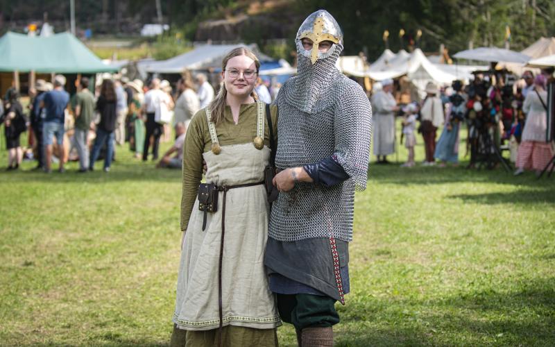 Frida Perätalo och Ben Vikström besökte marknaden för första gången.