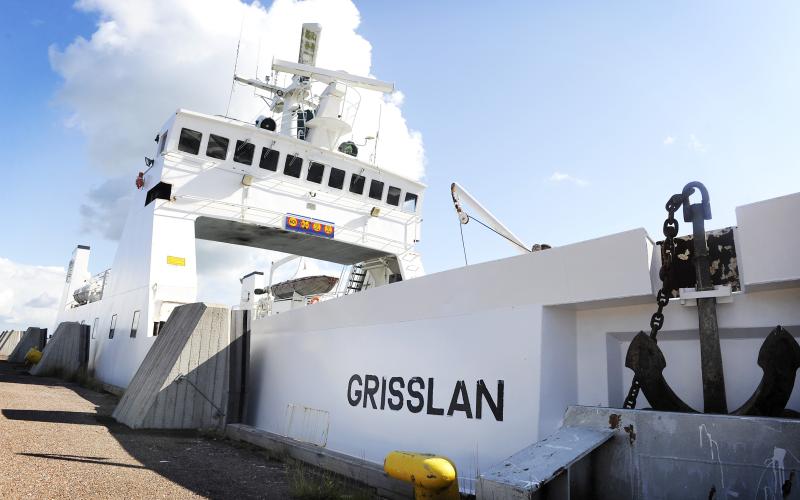 Grisslan står i Långnäs hamn under servicen.@Foto:FOTO NAYAB IKRAM