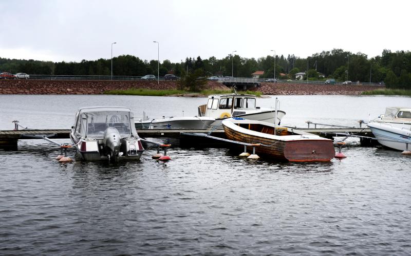 Det började natten till måndagen med en båtbrand här vid Notudden i Mariehamn. Båten har forslats bort, träbåten intill blev svedd av elden på vänster flank.