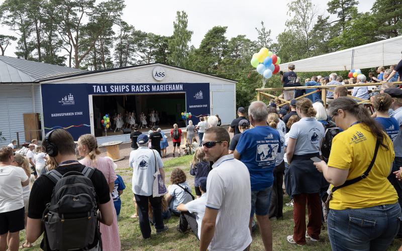 Många samlades i badhusparken när det var dags för invigning. 