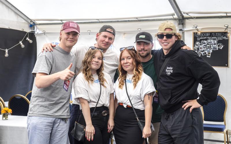 Systrarna Ida och My Carlsson fick intervjua sina idoler i partybandet Bolaget under onsdagseftermiddagen. Från vänster: Adam Bergestål, William Ahlborg, My, Ida, Gustav Jörgensen,  Oliver Norqvist. <@Fotograf>Amir Karbalaei 