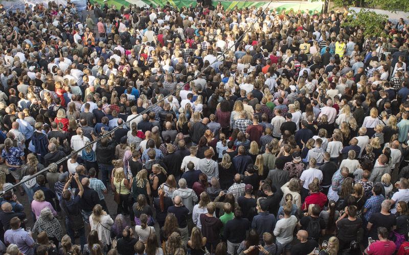 Hela torget fylldes med publik under Totos spelning.@Foto:<@Fotograf>Daniel Eriksson