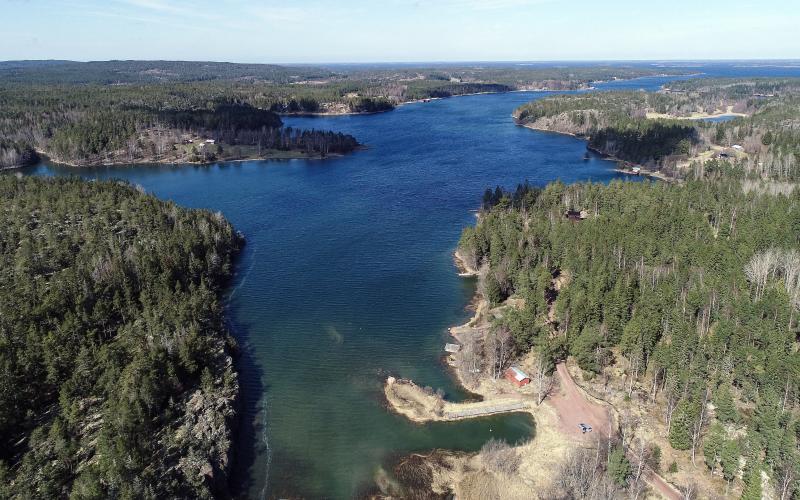 Beroende på om du bor den västra eller den östra sidan av Tengsödavik så kan skillnaderna mellan vad du får bygga variera. Som det ser ut i dag får du nämligen bygga både tätare och större (strandnära byggnader) i Saltvik än i Sund.<@Fotograf>Daniel Eriksson