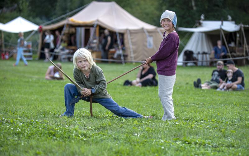 Manne och Leon leker och strider med kompisar på marknaden.