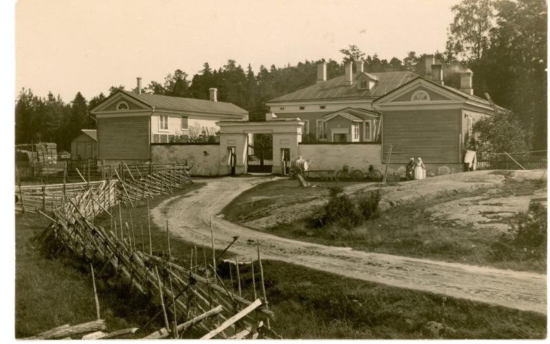 Godby allmänna sjukhus fotograferat 1921. Byggnaden var enligt Folke Wickström efter Skarpans-branden en av empire-epokens få kvarvarande arkitektpärlor på Åland. I maj 2018 förstördes byggnaden i en brand. Vykort av okänt ursprung, ur Gunlög Westerlunds samling.