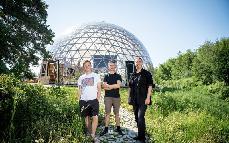 Från vänster: Anton Johansson, Johan Grönlund och Axel Jonsson är själva med och spelar musik.