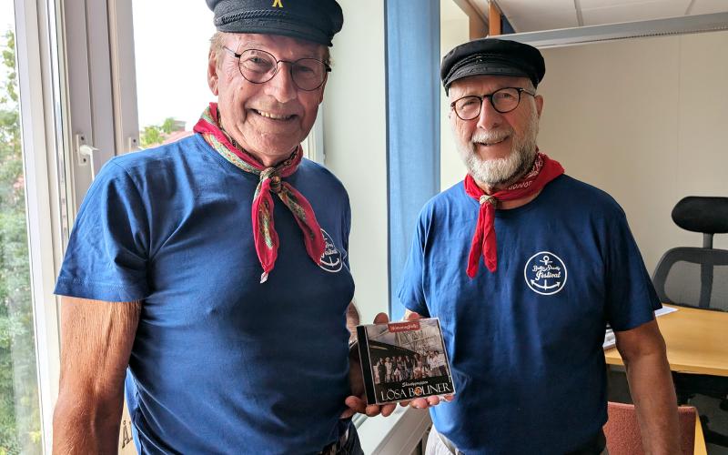 Bjarne Ekblom och Sven-Åke Gustavsson visar upp skivan, som till deras glädje hann bli klar innan Tall Ships Races. Fredrik Ytterström. 