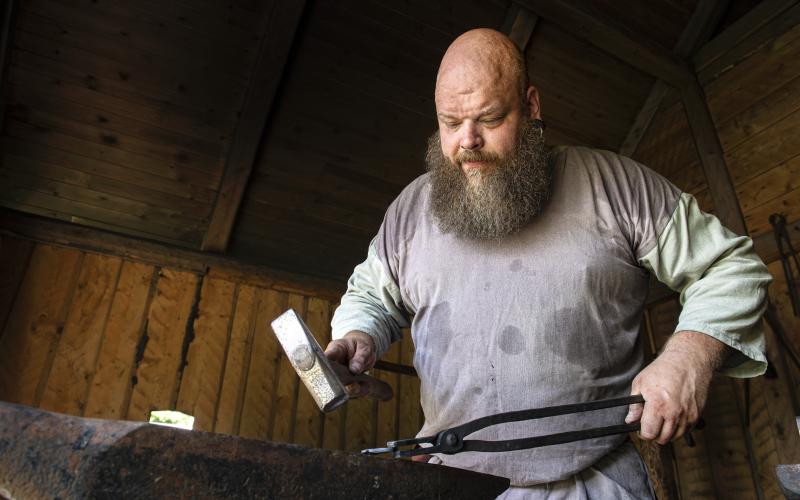 Andreas Falk jobbar i smedjan på marknaden.