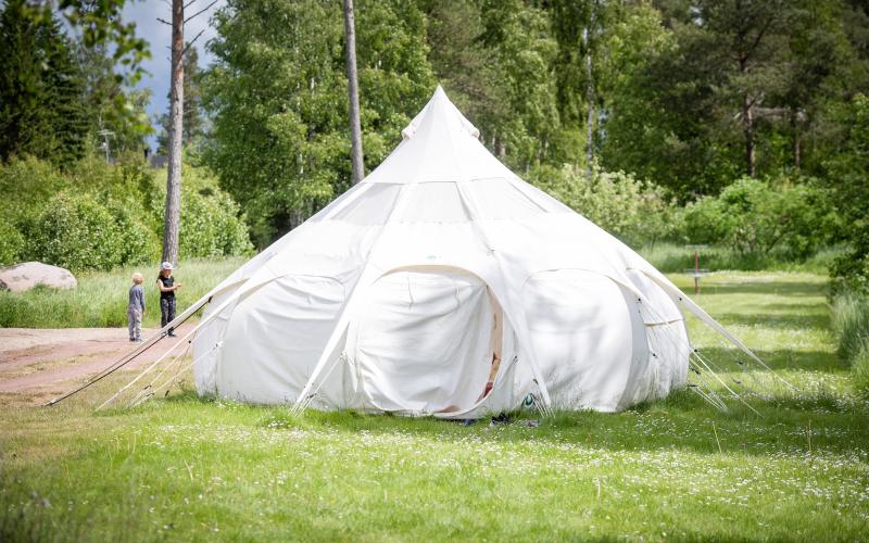 Ett tält finns för vila och skydd mot sol och regn.@Normal_indrag:<@Fotograf>Hülya Tokur-Ehres