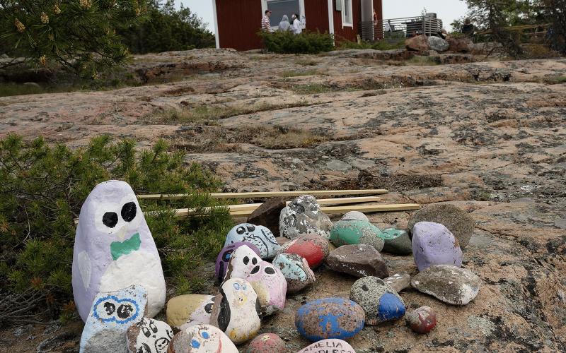 Barn och ungdomar har lämnat målade stenar på Talatta.@Normal_indrag:<@Fotograf>Daniel Eriksson