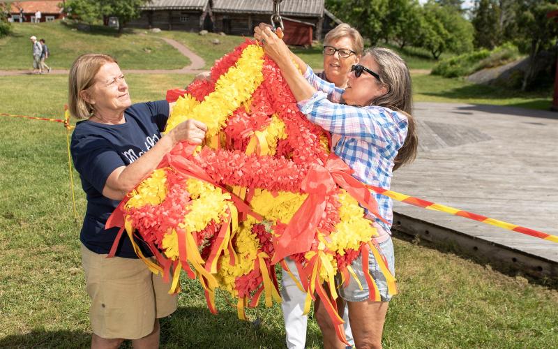 Snart är det midsommarafton och kronorna ska hängas i midsommarstången. Marthorna Ann Carlsson, Anna-Lisa Johansson och Lina Antman visar hur det går till.