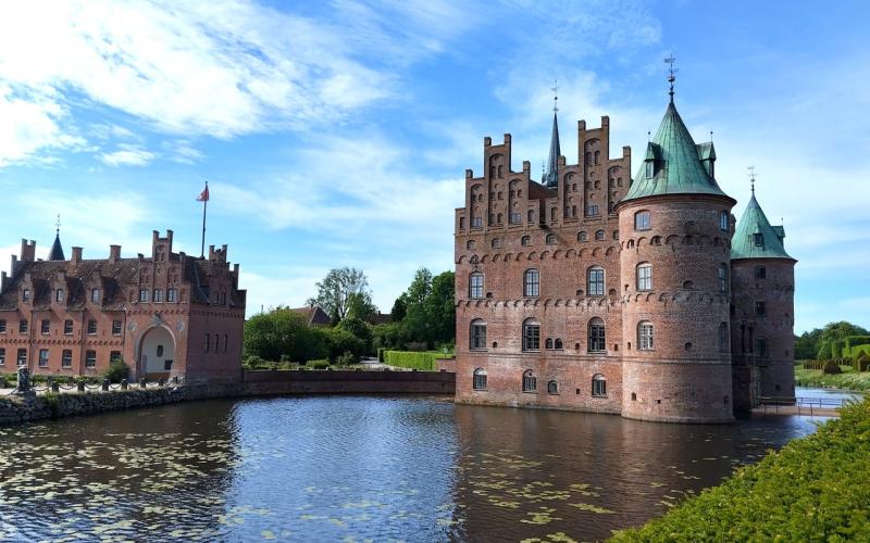 Egeskov slott är privatägt och anses vara norra Europas vackraste renässansslott.