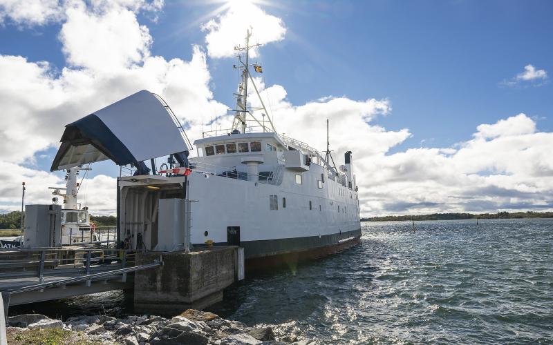 Ms Odin trafikerar den tvärgående linjen, från Snäckö hamn i Kumlinge (bild) till antingen Överö eller Långnäs.