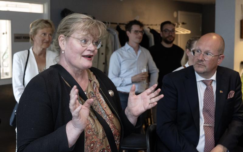 Katrin Sjögren har tilltro till Anna-Maja Henriksson som fick det svenskspråkiga mandatet i EU-parlamentet. <@Fotograf>Daniel Eriksson