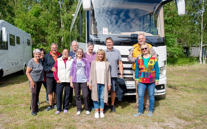 Några av de som är ute på campingresan. Resan anordnas via en firma, och resenärerna känner inte varandra sedan tidigare.