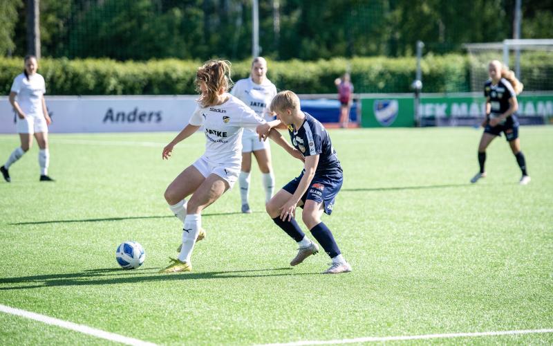 Åländska superlöftet Olivia Ulenius var en av flera i Åland United som inte fick det att stämma mot FC Honka. 16-åringen gillar att utmana och försökte ta sig förbi sina motspelare men blev stoppad gång på gång.