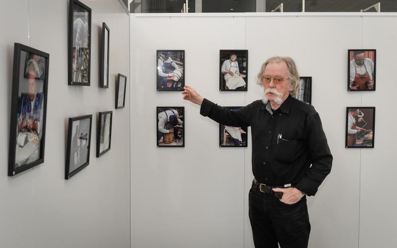 I juni visas Olle Strömbergs hantverksfotografier på stadsbiblioteket. Bilderna är tagna under 80- och 90-talen, då Olle Strömberg besökte Jan Karlsgårdens hantverkardagar. 