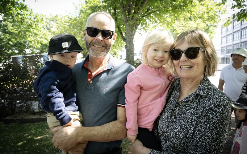 Lennox Hutchinson, morfar Stig Björkman, Lily Hutchinson och mormor Rosali Björkman.