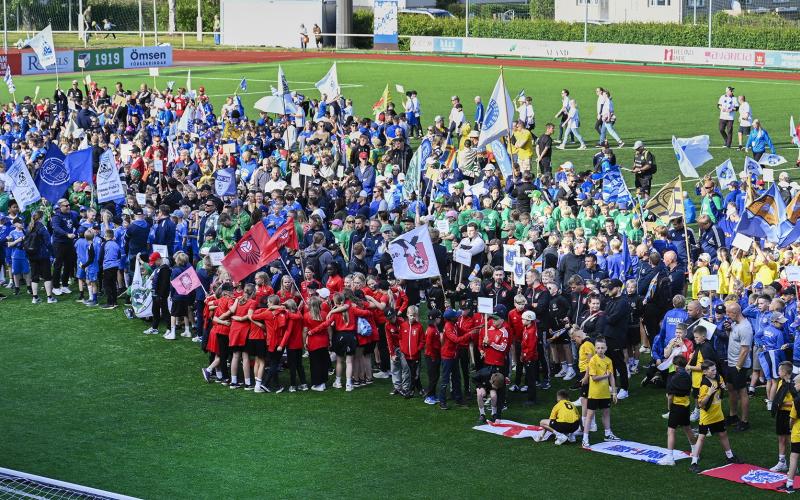 Alandia cup är ett fantastiskt evenemang, men missen man gjorde i år när man höll invigningstalet enbart på finska är grovt. Inte bara visade man dåligt värdskap när man stängde ut andra språkgrupper utan man missade även det faktum att vi alla på Åland bär ansvaret för vår självstyrelse och vårt svenska språk.