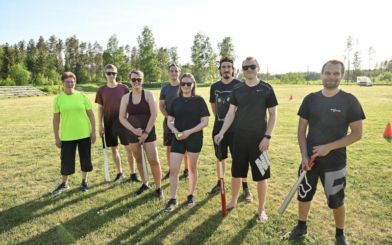 Diana Lindblad, Johnny Sundman, Cathrine Nybacka, Edvard Mäkelä, Ida Östman, Ronny Enström, Dag Karlsson och William Söderlund var på plats för att spela brännboll på Sportkila.@Normal_indrag:<@Fotograf>Daniel Eriksson