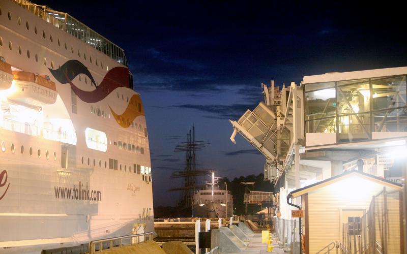 Gryning i västerhamn. Tallinks Baltic Queen lämnar kajen efter sitt korta stopp.