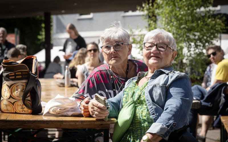 Maria Widen och Els-May Hage njuter av Syltorkestern. 