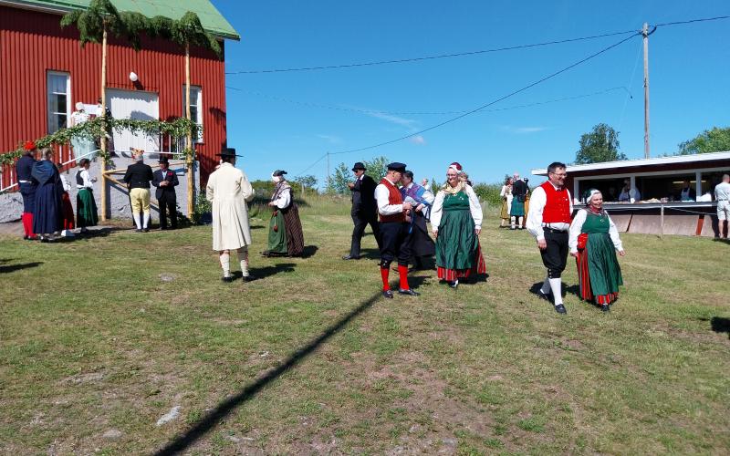 Folkdräkter från stora delar av Åland och Svenskfinland syns bland gästerna.<@Fotograf>Oscar Skogberg