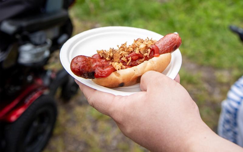 Grillkorv med bröd, rostad lök och andra tillbehör serverades på grillkvällen.@Normal_indrag:<@Fotograf>Hülya Tokur Ehres