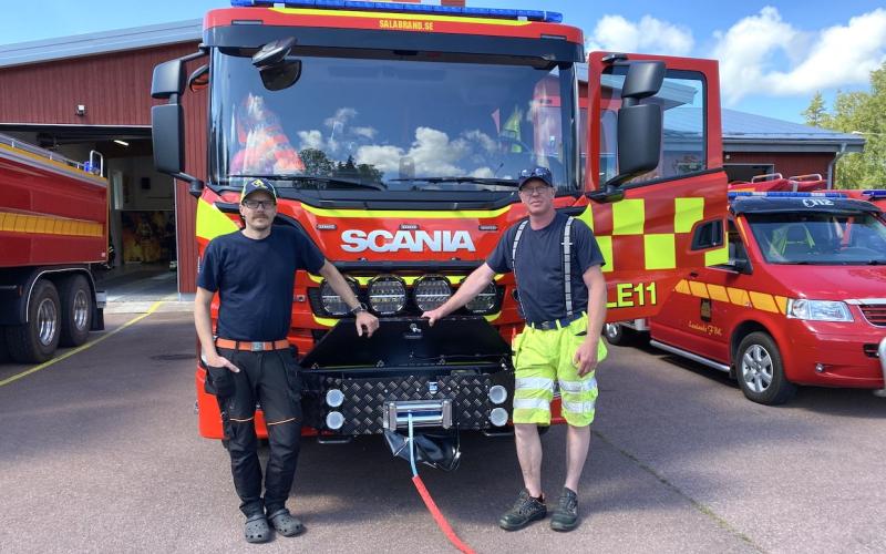 Lemlands FBK_s ordförande Jonas Skogström och kårchef Jonas Karlsson är nöjda med den nya bilen. De har ett brinnande intresse för brandkåren och har lagt ned mycket arbete på den.<@Fotograf>Ronja Eklund