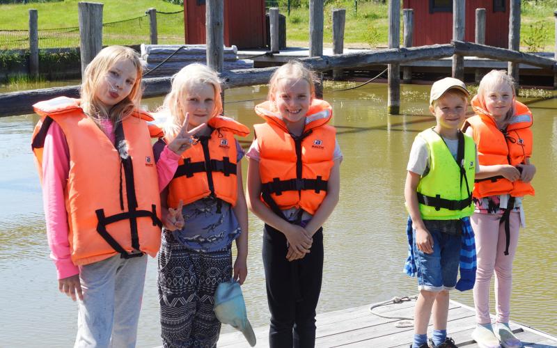 Från vänster: Amelia Eriksson, Josefin Bertell, Jemima Jansson, Ludvig Rögård och Stella Arneå väntar på att få hoppa ner i en båt. 