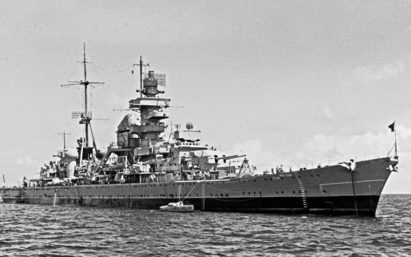 Tyska kryssaren Prinz Eugen som i slutet av juni besökte den tillfälliga basen Rotbuche i Åbolands skärgård. Kryssaren överlevde kriget och överlämnades senare till den amerikanska flottan. Här i Stilla havet sommaren 1946 som ett av målfartygen vid de kommande atombomsförsöken. Bild: Wikimedia commons.