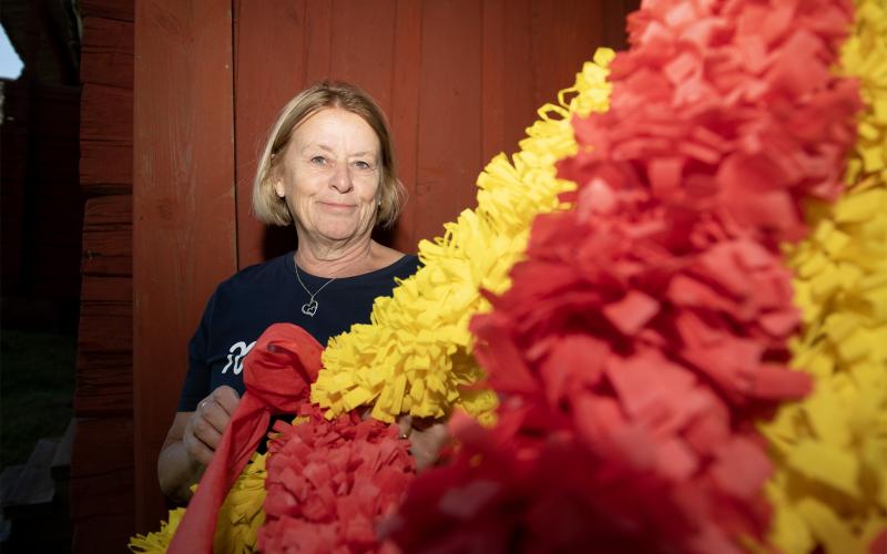 Ann Carlsson är en av marthorna som klätt kronorna till midsommarstången på Jan Karlsgården.