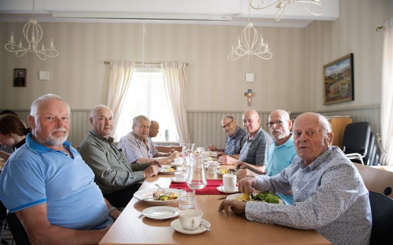 Tore Jansson, Erik Eriksson, Bertil Borenius, Bengt  Kihlman, Erling Eriksson, Bengt Isaksson, Ole Mattsson och Bengt Häger har trevligt på herrlunchen.@Normal_indrag:<@Fotograf>Hülya Tokur-Ehres