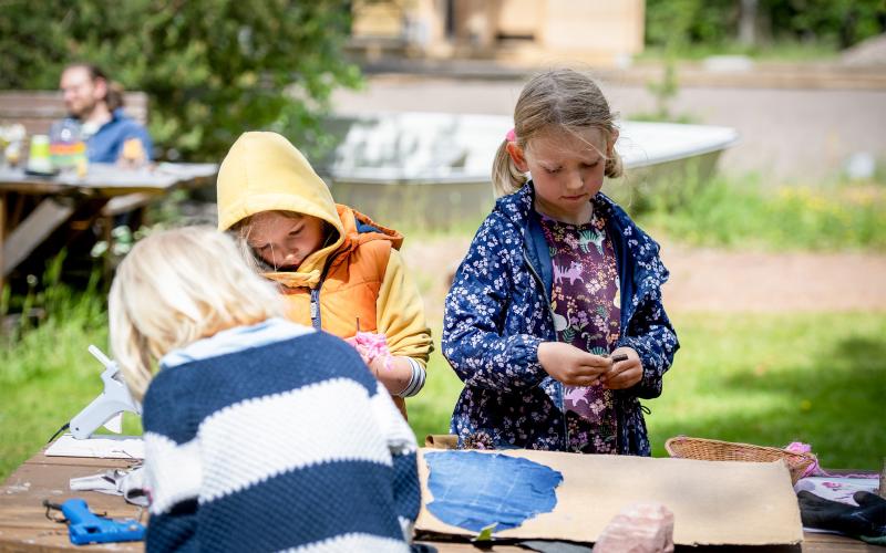 Ruth Sjösten med ryggen mot kameran, Klara Sjösten till vänster och Chia Elevall är alla i full färd med att pyssla.@Normal_indrag:<@Fotograf>Hülya Tokur-Ehres